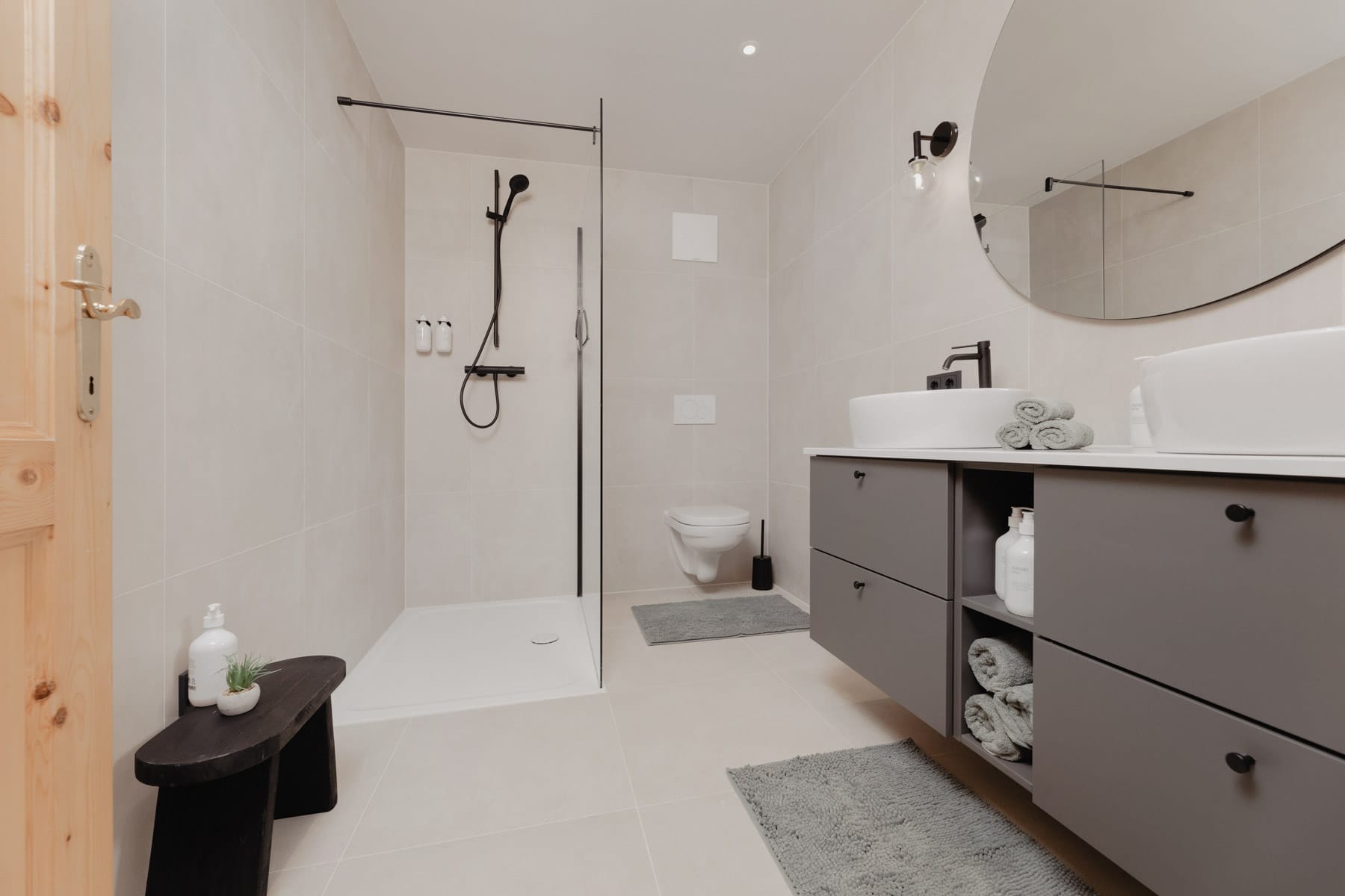 mei chalet - DAS BARBARA Geräumiges Badezimmer mit Dusche und Doppelwaschbecken