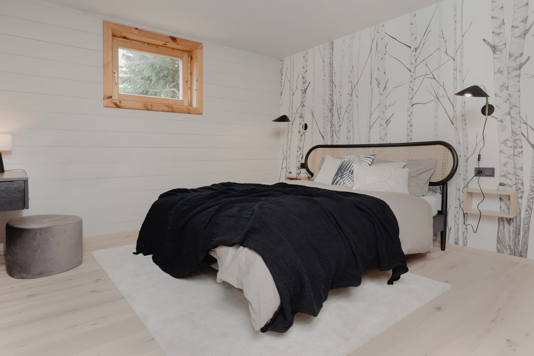 mei chalet - DAS BARBARA Modern eingerichtetes Schlafzimmer mit Holzdetails