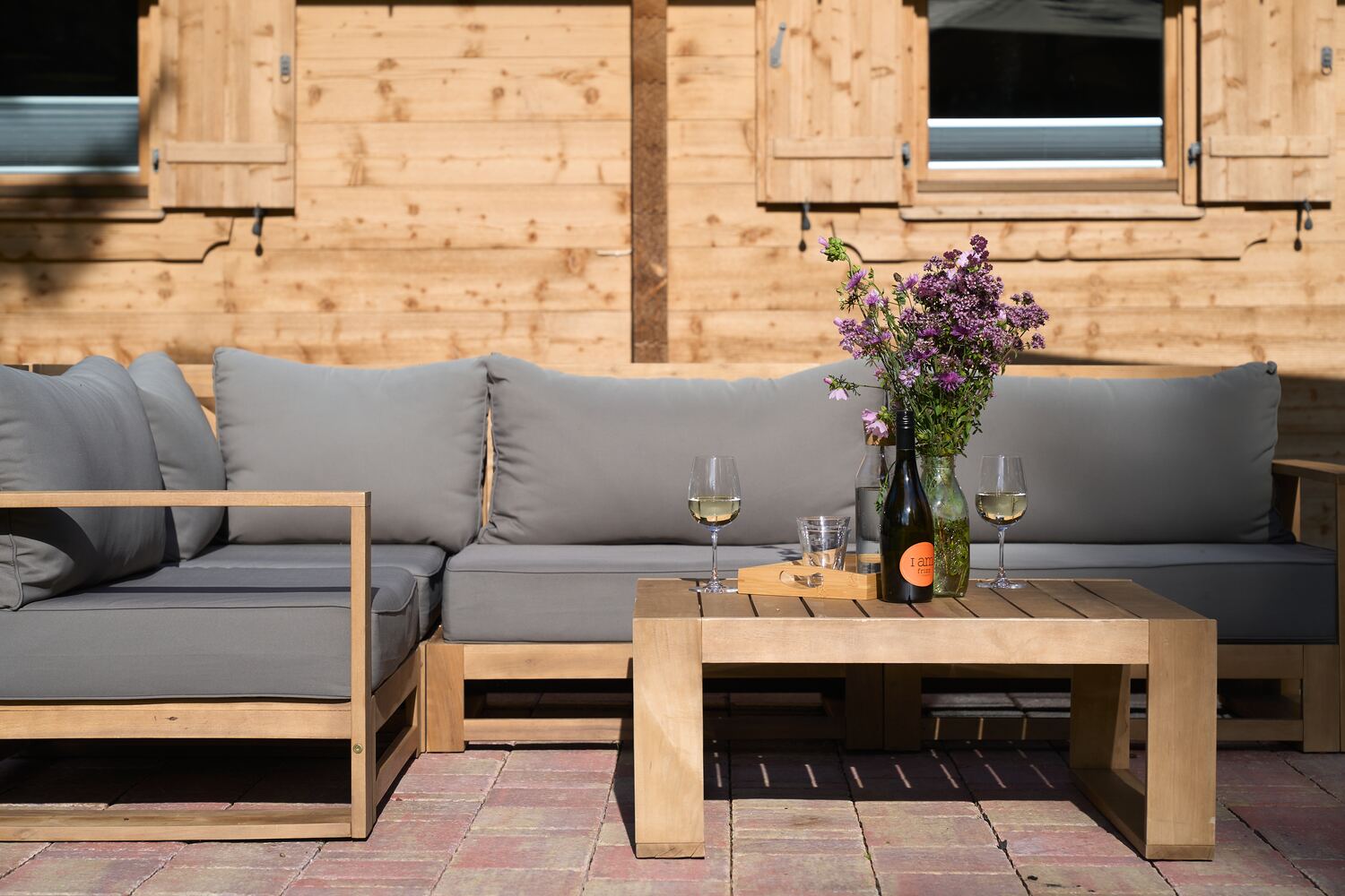 Angolo lounge in terrazza con vino e fiori di prato
