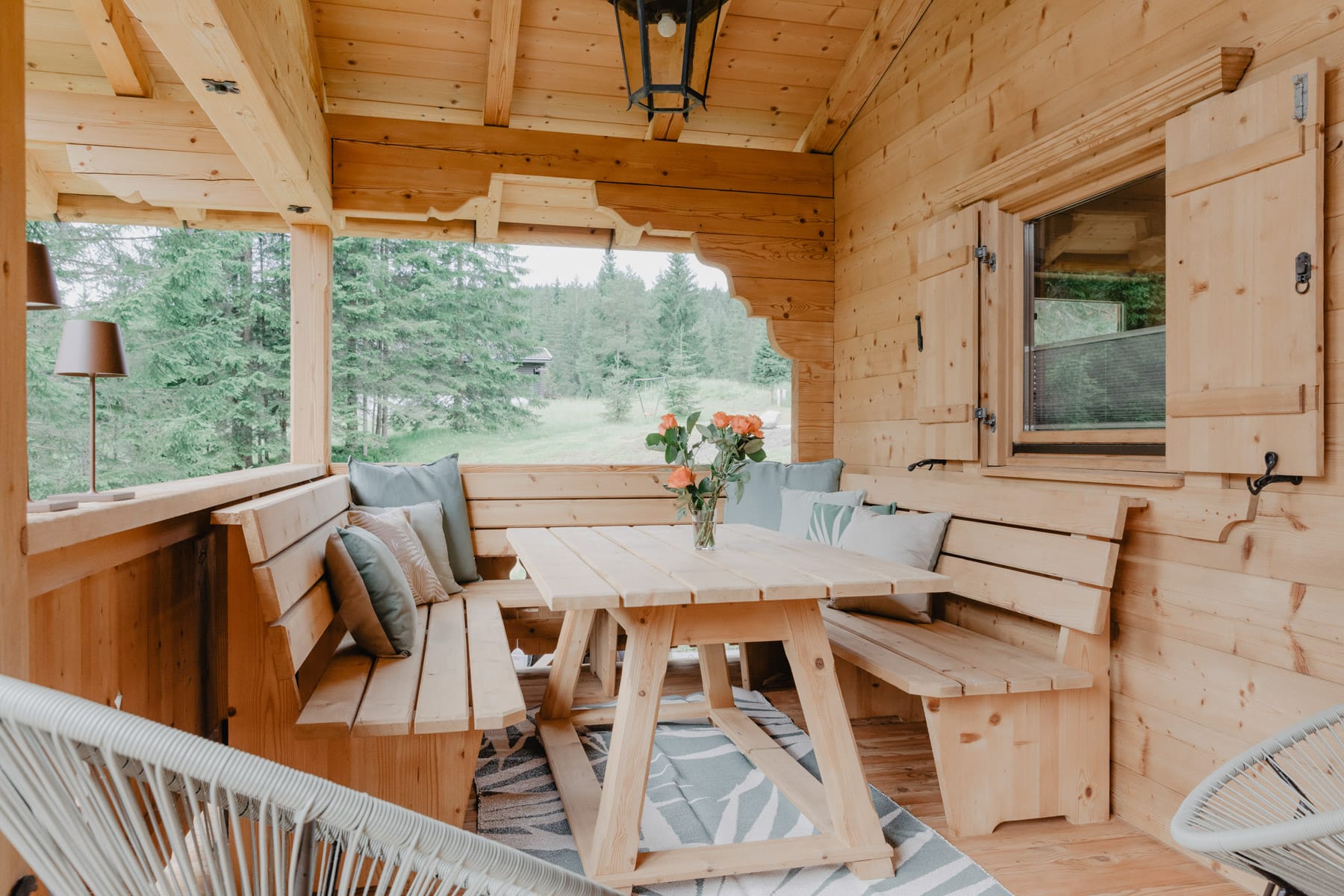 mei chalet - DAS BARBARA Terrasse mit Sitzgelegenheiten und Blick ins Grüne